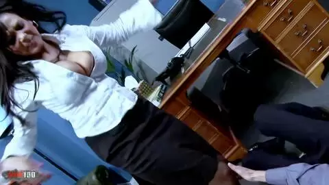 Brünette Milf mit riesigen Titten wird im Büro gefickt photo 01