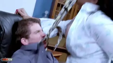 Brünette Milf mit riesigen Titten wird im Büro gefickt photo 13