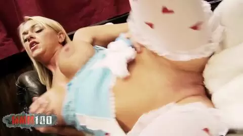 Der vollbusige blonde Pornostar Paige Ashley spielt Alice und fickt mit dem Kaninchen photo 08