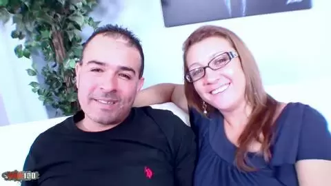 Amateur-MILF mit Brille bläst & reitet in einem Casting-Fick photo 1