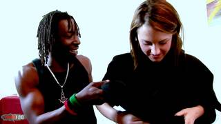 Nikki brÃ¼nette spielt und f...