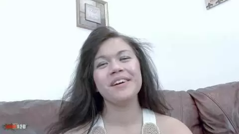 Une brune pulpeuse aux gros seins naturels se fait d&eacute;foncer sur le canap&eacute; photo 02