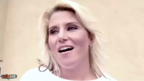Üppige blonde Cheerleaderin nimmt einen großen schwarzen Schwanz & schmutziges Facial photo 1