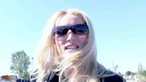 Diana Doll und eine geile Babe wechseln sich beim Deepthroat eines riesigen Schwanzes ab und bekommen ihr Gesicht vollgespritzt photo 1