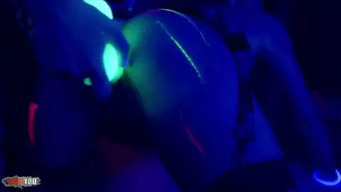 Tiffany Sweet und Carmel Moore in einer sehr heißen und sexy Lesbenszene photo 12