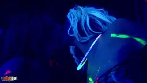 Tiffany Sweet und Carmel Moore in einer sehr heißen und sexy Lesbenszene photo 16