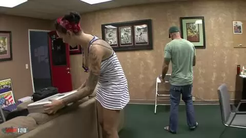 Das tätowierte Babe Emily Parker nimmt es in einer Hardcore-Muschi-Fick-Session mit Barry Scotts großem Schwanz auf photo 01