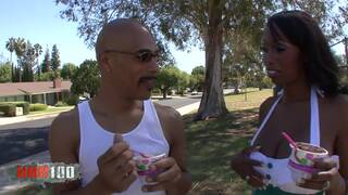 EbenholzgÃ¶ttin mit riesigen...