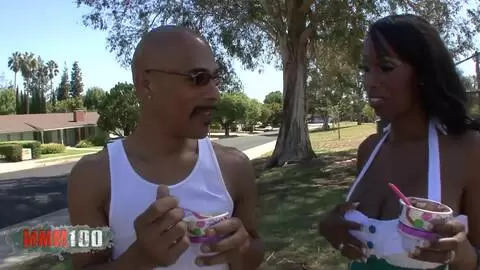 Ebenholzgöttin mit riesigen Naturbrüsten hart gefickt photo 01