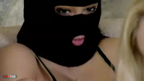 Druuna Diva Home-Invasion Anal-Threesome mit maskierten Räubern photo 2