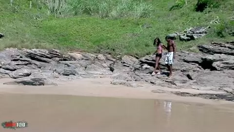 Simone schluckt einen dicken Schwarzen Schwanz am sonnenbeschienenen Strand photo 01
