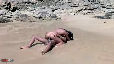 Simone schluckt einen dicken Schwarzen Schwanz am sonnenbeschienenen Strand photo 12