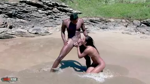 Simone schluckt einen dicken Schwarzen Schwanz am sonnenbeschienenen Strand photo 16