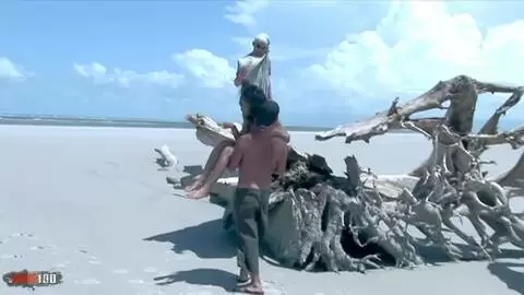 Der haarige Latina-Arsch von Druunia Diva wird am tropischen Strand von Alain Deloin und Titof doppelt penetriert photo 02