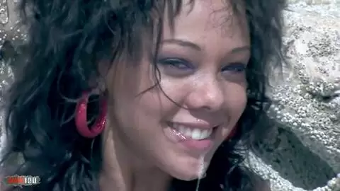 Der haarige Latina-Arsch von Druunia Diva wird am tropischen Strand von Alain Deloin und Titof doppelt penetriert photo 16