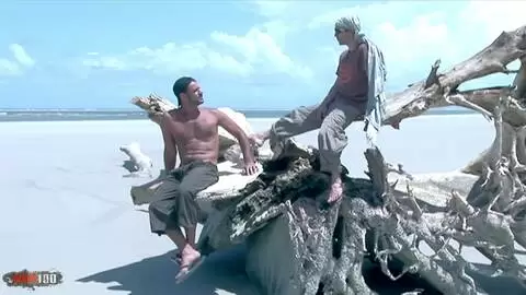 Der haarige Latina-Arsch von Druunia Diva wird am tropischen Strand von Alain Deloin und Titof doppelt penetriert