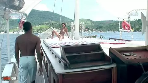 Die zierliche Latina Jessica wird auf einem Boot von einem riesigen schwarzen Schwanz in den Arsch gefickt