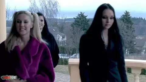 Hardcore Analsex für zwei geile junge Luder photo 01