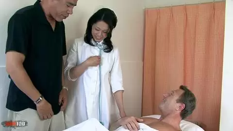 Hardcore-Doppelpenetration für die heiße japanische Krankenschwester Fujiko Sakura photo 02