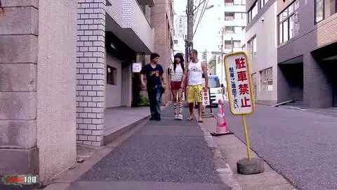 Japanische Schulmädchen-Kaoruko Wakaba in heißem MMF-Threesome mit Titof photo 1