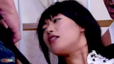 Japanische Schulmädchen-Kaoruko Wakaba in heißem MMF-Threesome mit Titof photo 2