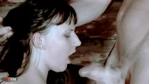 Mittelalterlicher Dreier in rustikaler Hütte: Die brünette Kellnerin Lilly Ramon wird von Joe Monti und Lauro Giotto doppelt penetriert photo 14