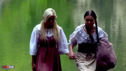 Mittelalterliche Lesbenszene mit Divinity Love und Caylian Curtis photo 16