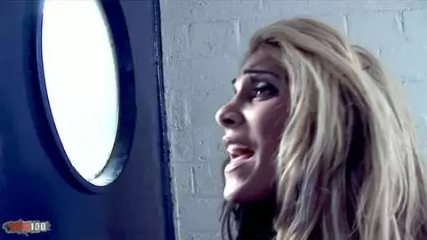 Carmel Moore Kurvige Blondine in Spy-Cam-Aufnahme - Hardcore-Dreier photo 1