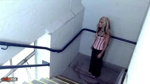 Carmel Moore Kurvige Blondine in Spy-Cam-Aufnahme - Hardcore-Dreier photo 2