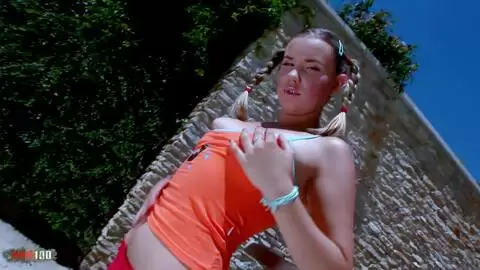 Petite Blonde Sweet Honey Double Penetration von Choky Ice und Ruka Stone photo 01