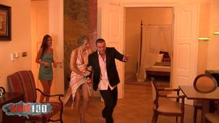 GlÃ¼cklicher kerl fickt zwei...