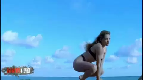 Ein französischer Wüstling posiert nackt am Meer photo 01