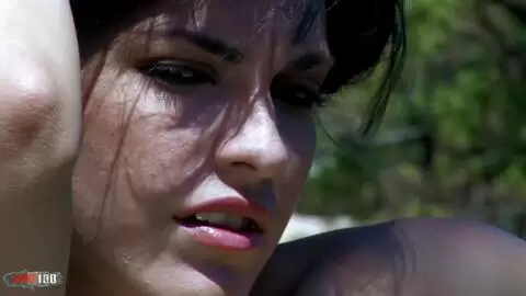 Vania Rodriguez strippt im Freien photo 10