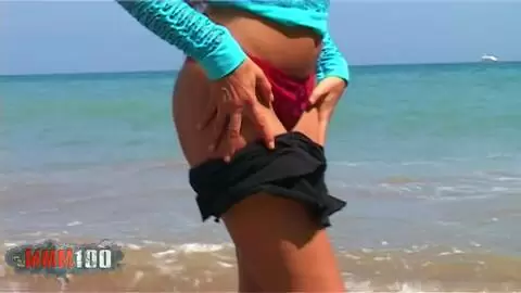 Sexy Brünette Vayana strippt am Strand photo 03