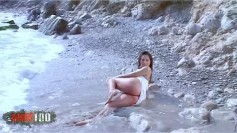 Vayana mit ihrem nassen Kleid im Meer photo 07