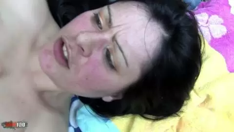 Eine geile Hausfrau lässt sich von einem Schwanz und einer Zucchini hart doppelpenetrieren. photo 14