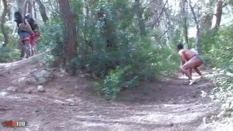 Dünne französische Brünette wird im Wald mit Doppelpenetration anal gefickt photo 01