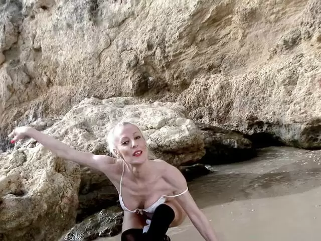 Heiße italienische Yelena Vera heißer Striptease photo 5