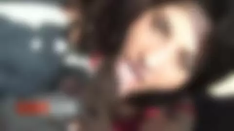 Yesenia Rock lutscht einen Schwanz im Auto