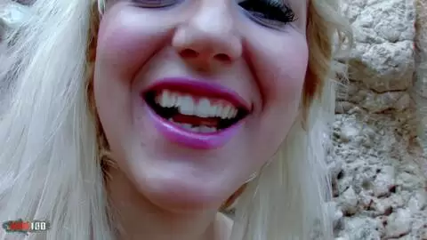 Junge spanische Blondine mit großen natürlichen Titten wird am Strand gebumst photo 01