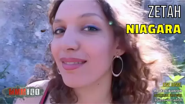 Eine junge, nordafrikanisch aussehende Frau wird gevögelt und spritzt überall hin.
