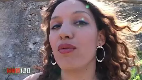 Zeta Niagara, schöne kleine arabische Brünette, die wie eine Schlampe abspritzt, während sie im Freien gefickt wird photo 01